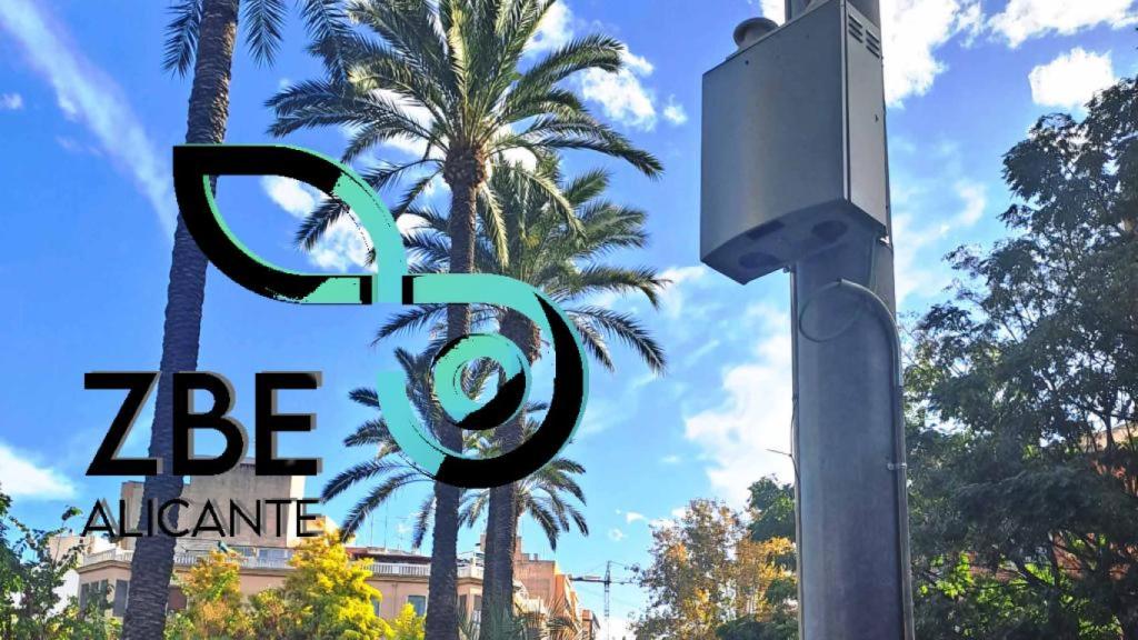 El logo de la ZBE delante de un medidor de contaminación de la ciudad.