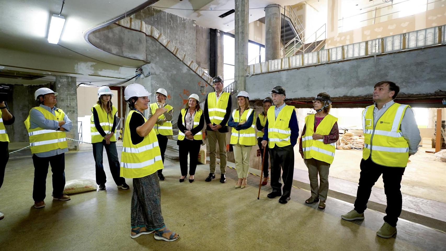 El conselleiro de Cultura, Lingua e Xuventude, José López Campos; la vicepresidenta de la Diputación de Pontevedra, Luisa Sánchez; y la delegada de la Xunta en Vigo, Ana Ortiz, en la primera visita guiada al Teatro Fraga de Vigo, a 15 de octubre de 2025