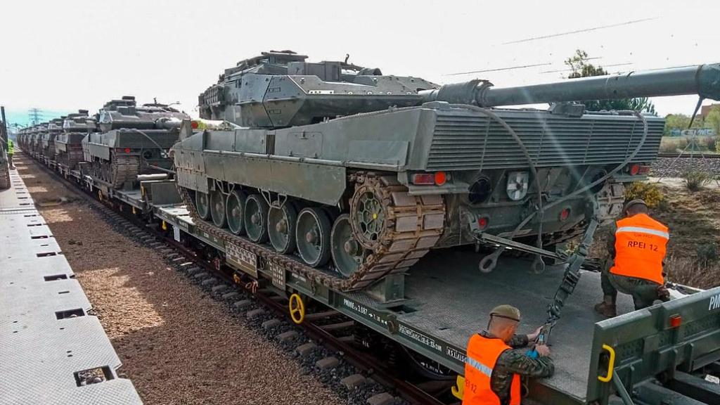 Carros de combate Leopard 2E siendo transportados en tren