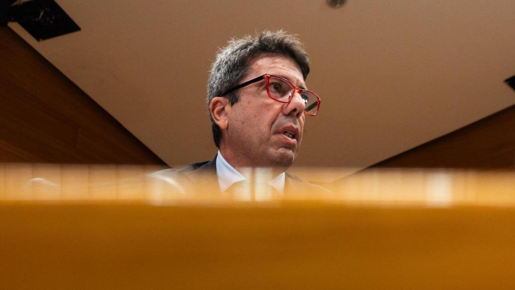 Carlos Mazón departe con Vicente Mompó y Salomé pradas a su llegada al Cecopi. EE