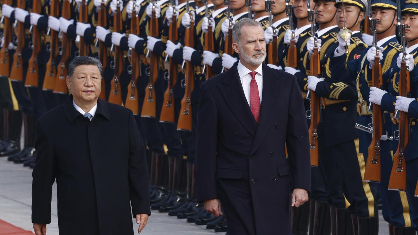 El rey Felipe VI y el presidente chino, Xi Jinping, pasan revista a las tropas chinas.