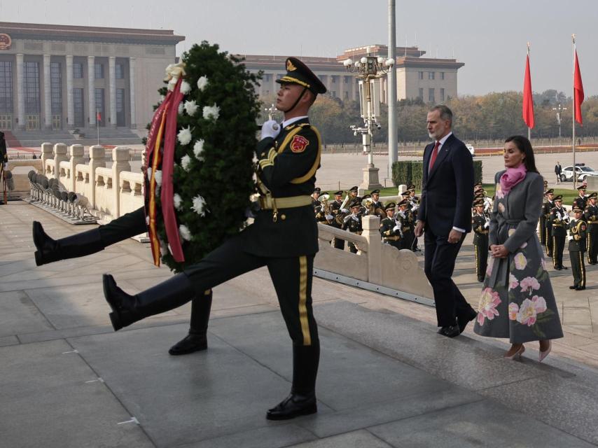 Felipe VI and Queen Letizia follow honor guards during a ceremony at the Monument to the People's Heroes in Tiananmen Square.