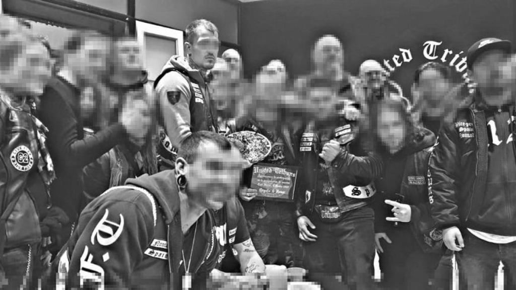 Fotografía de miembros de los United Tribuns con Stefan Milojevic.