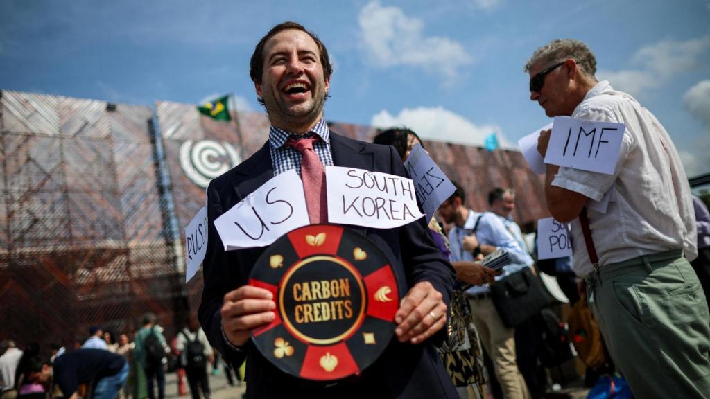 Un hombre durante una manifestación en la COP30 de Brasil.