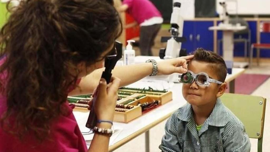 Un menor graduándose la vista.