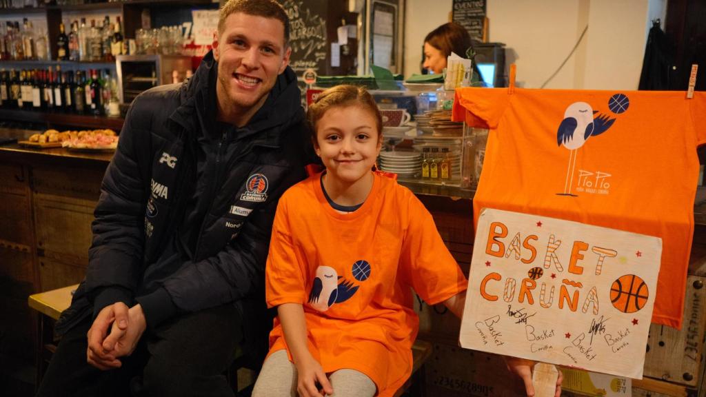 Una aficionada del Básquet Coruña junto a Paul Jorgensen