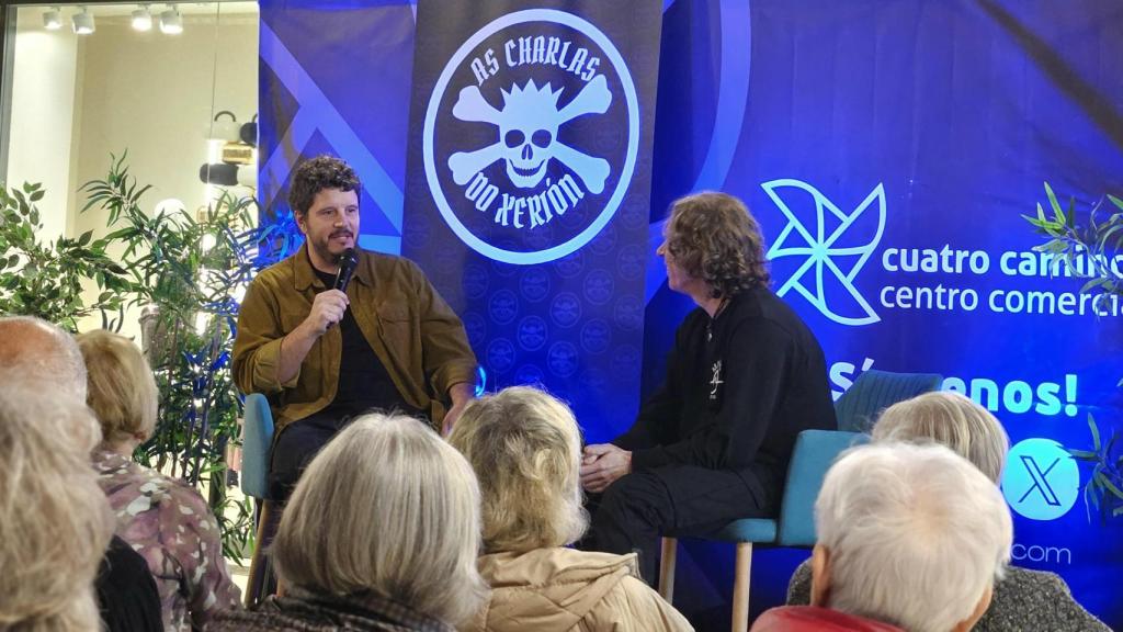 Momento de la Charla do Xerión de Jesús Suárez con Xosé Touriñán.
