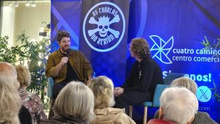 Momento de la Charla do Xerión de Jesús Suárez con Xosé Touriñán.