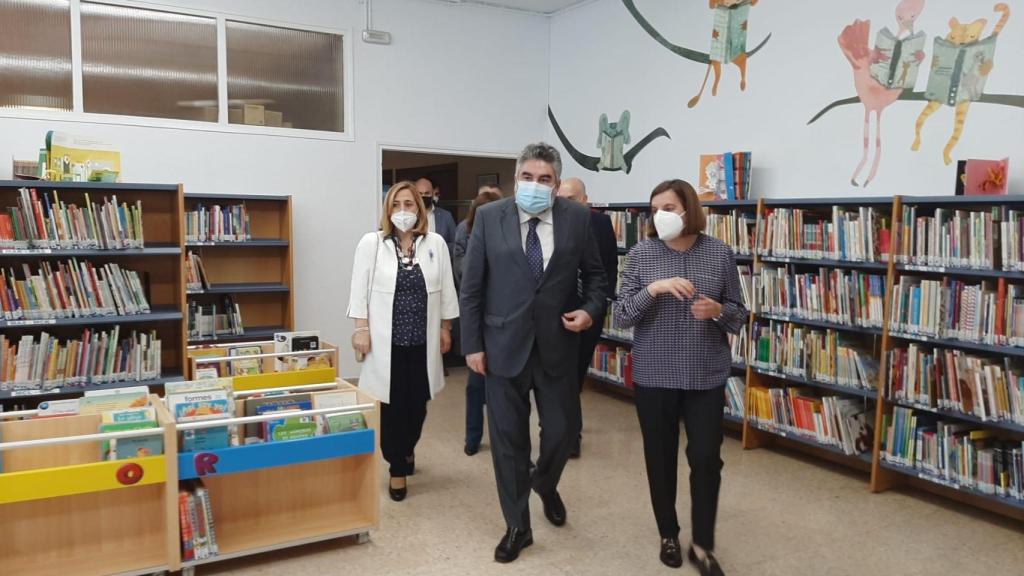 La visita en 2021 de Uribes, el entonces ministro de Cultura, a la biblioteca Azorín.