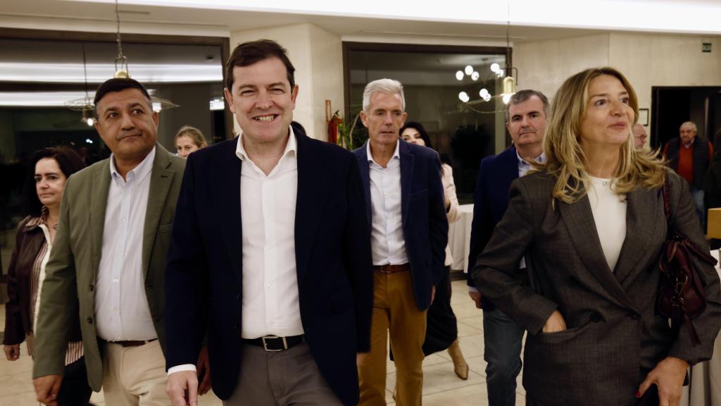 El presidente del PPCyL y de la Junta, Alfonso Fernández Mañueco, y la portavoz popular en el Senado, Alicia García, en la clausura de la Junta Directiva del partido en Ávila, este miércoles