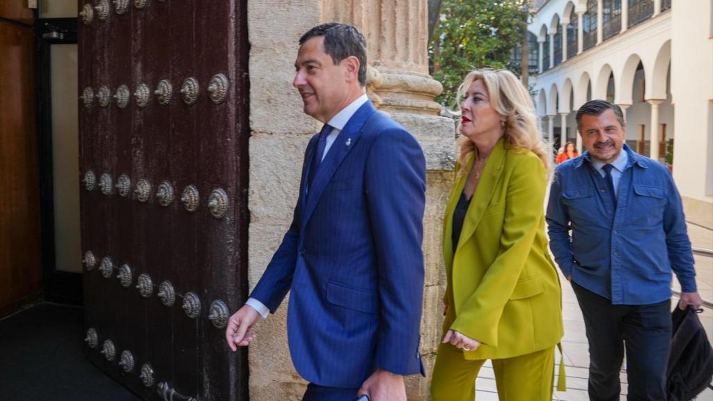 Juanma Moreno, Carolina España y Toni Martín, en el Parlamento de Andalucía.
