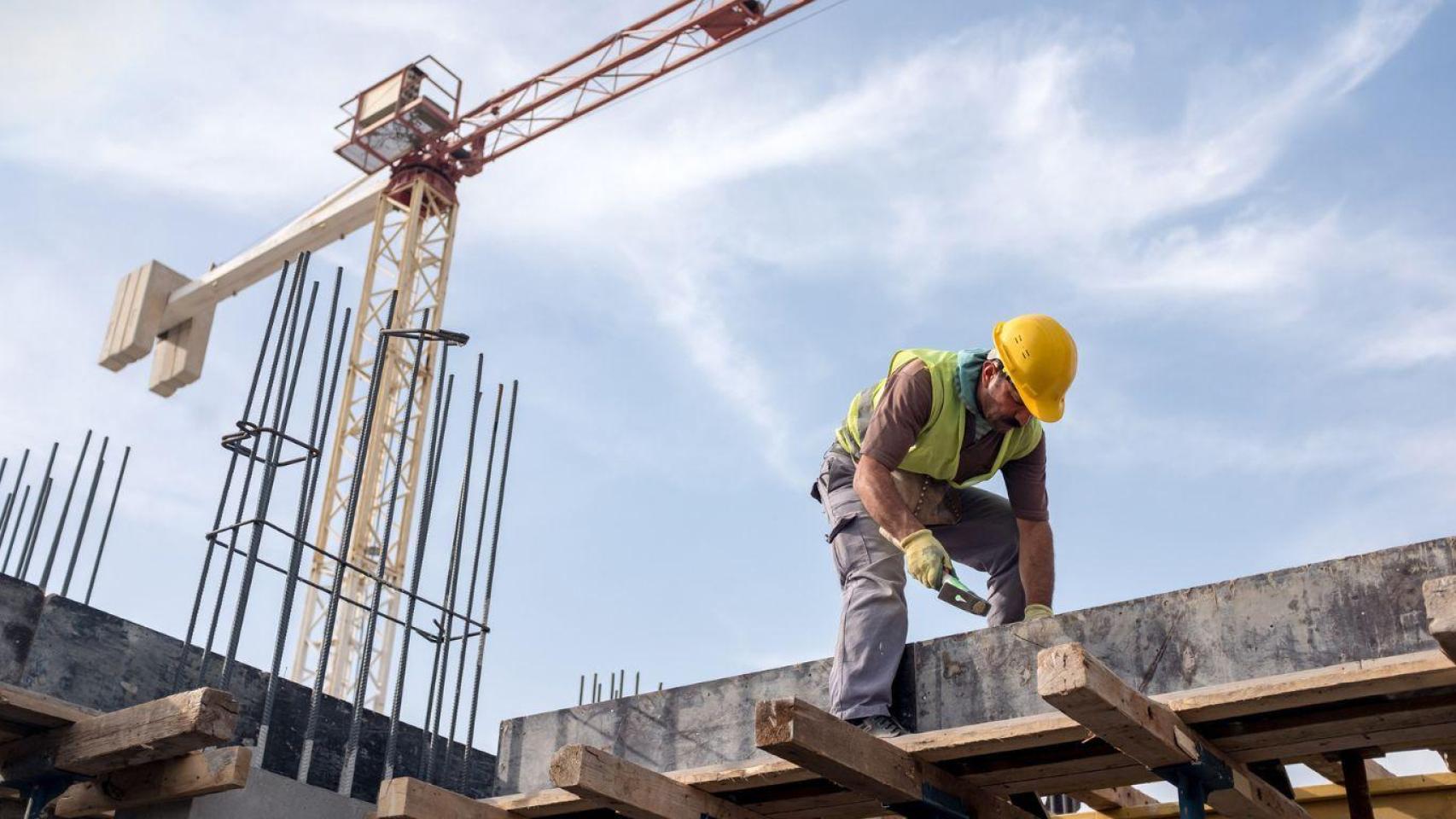Un albañil trabajando en la construcción. (IStock)