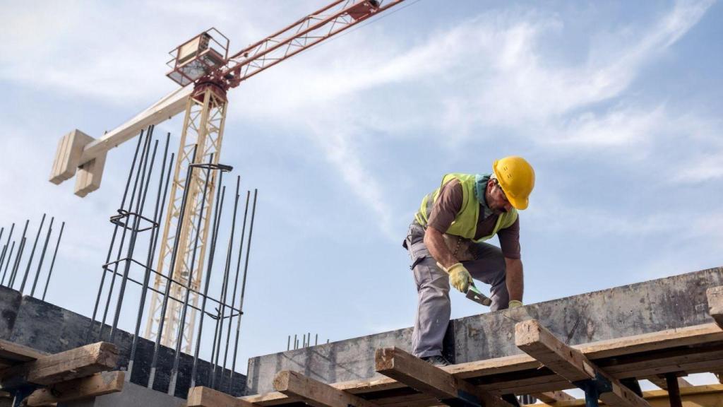 Un albañil trabajando en la construcción. (IStock)