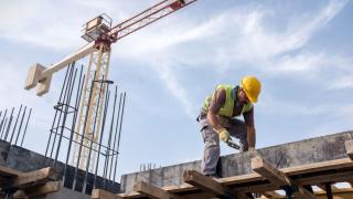 Un albañil trabajando en la construcción. (IStock)