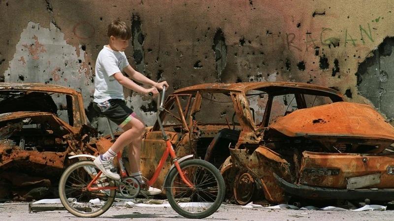 Fotogramas del documental 'Sarajevo Safari', de Miran Zupanič.