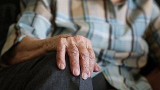 Imagen de archivo de una persona mayor.