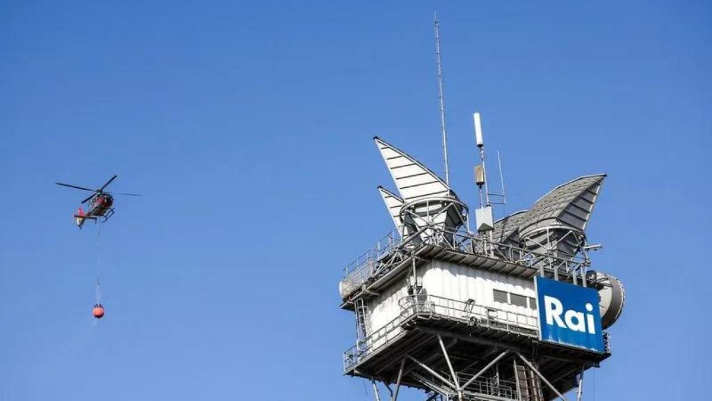 Un helicóptero cerca de la sede de la radiotelevisión estatal italiana Rai, en Roma.