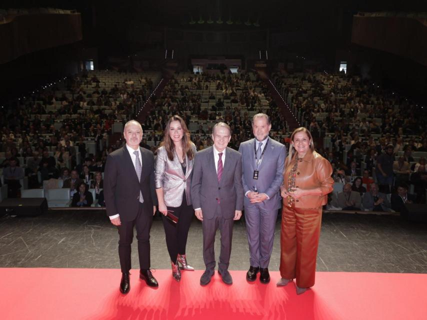 Regades, Mamen Mendizábal, Caballero, Escotet y Carmela Silva en el Vigo Global Summit 2025