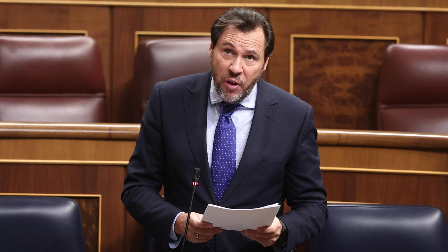 Intervención del ministro de Transporte y Movilidad Sostenible, Óscar Puente, este miércoles en el Congreso.