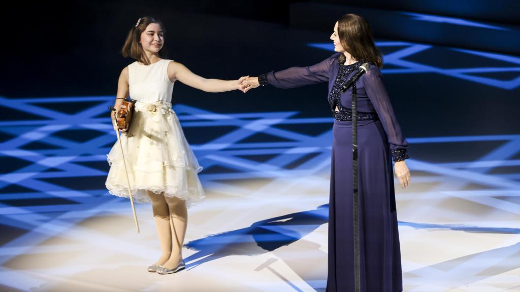 Sophie Rodríguez y la cantante Luz Casal, juntas sobre el escenario del Teatro Real de Madrid.