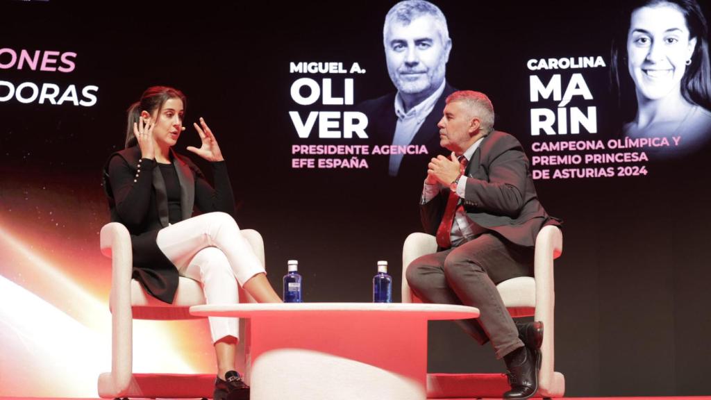 Carolina Marín junto al presidente de EFE, Miguel Ángel Oliver