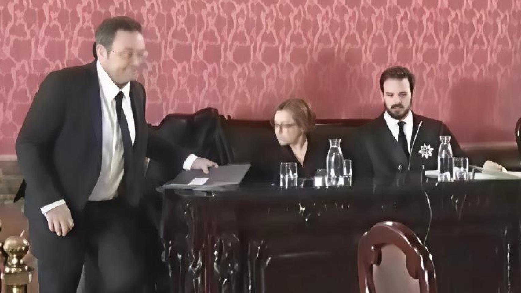 El fiscal general baja del estrado pero alega que Ayuso hizo un «uso político» del caso para no contestar a ningún acusador