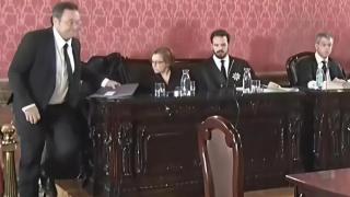 El fiscal general baja del estrado ayer para declarar ante la Sala Penal del Tribunal Supremo./