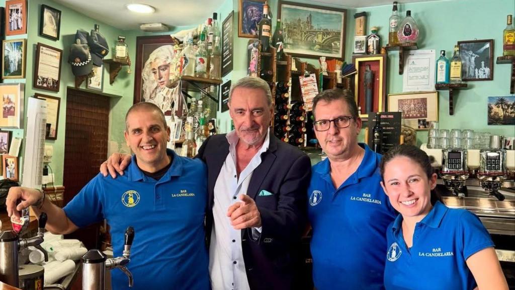 Carlos Herrera tras la barra de La Candelaria.