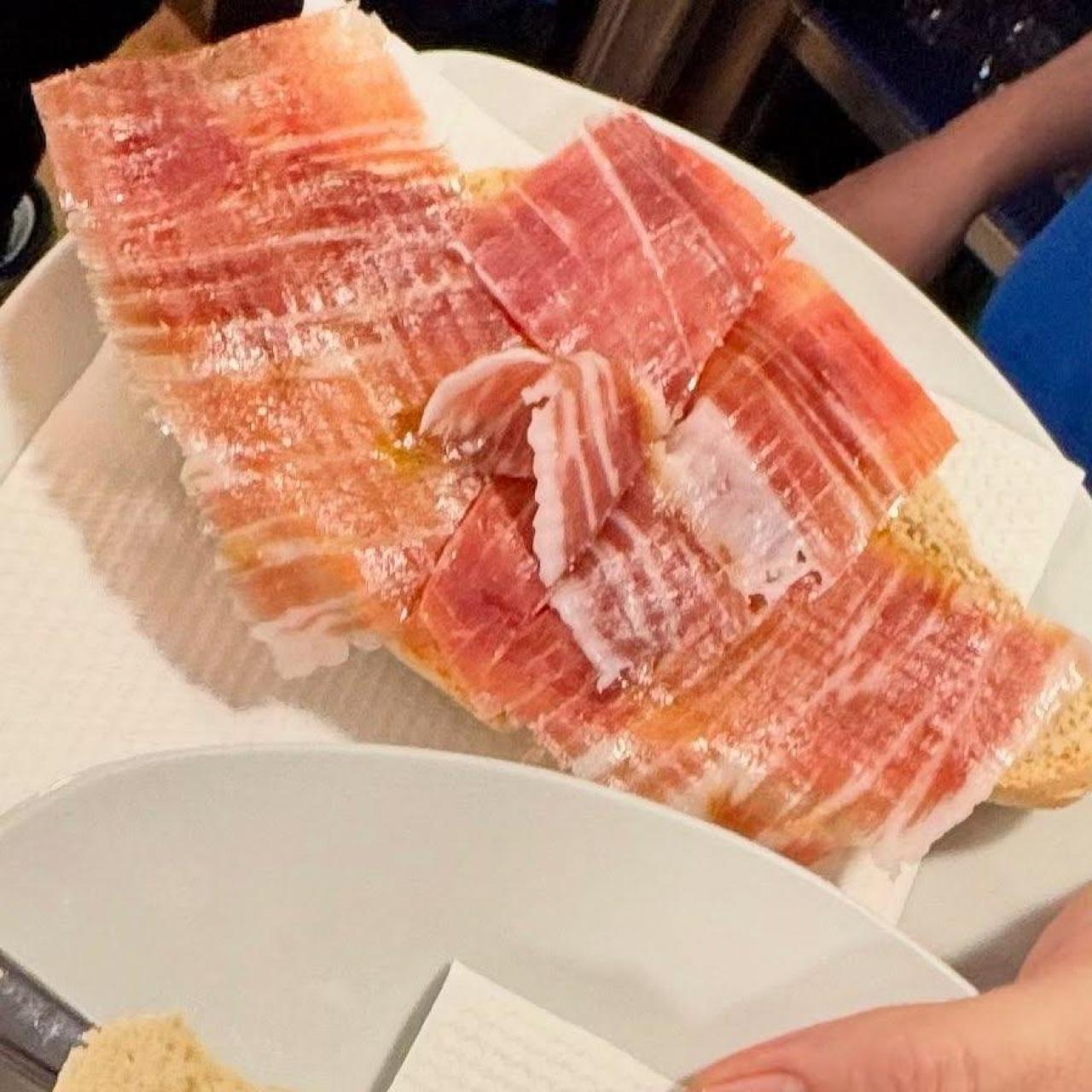 Las tostadas de jamón ibérico recién cortado que desayuna Carlos Herrera.