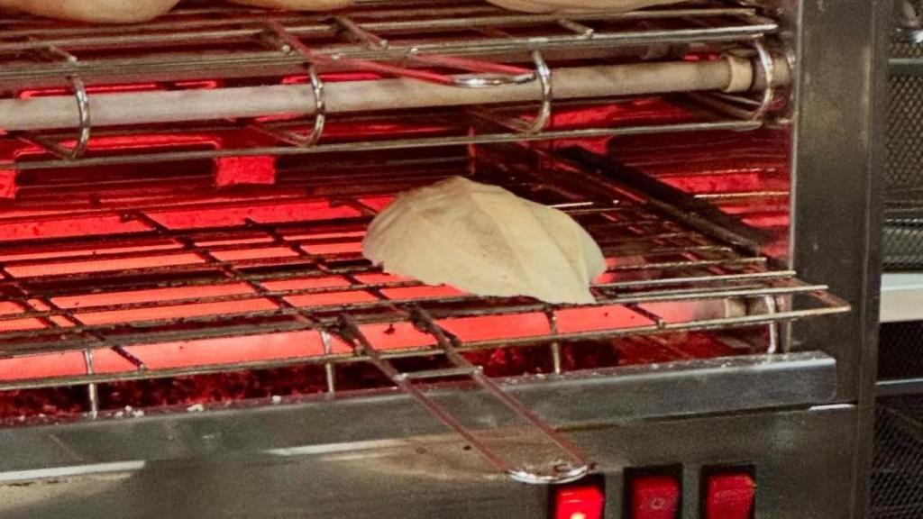 Los molletes de pan pasando por el tostador cada mañana.