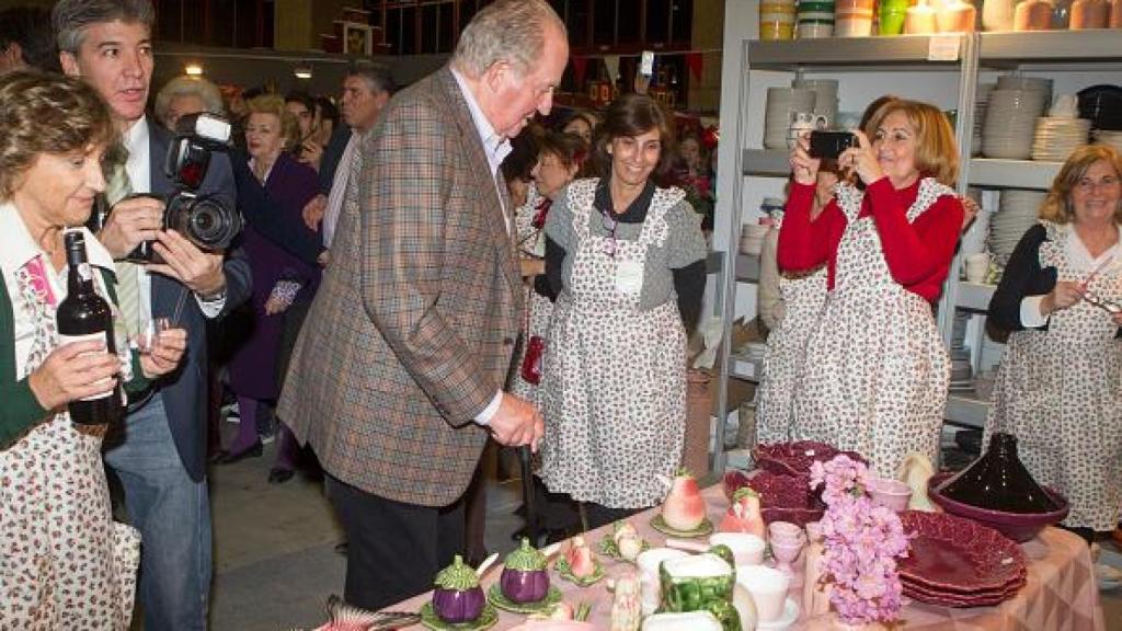 El Rey Juan Carlos en el mercadillo solidario 2015.