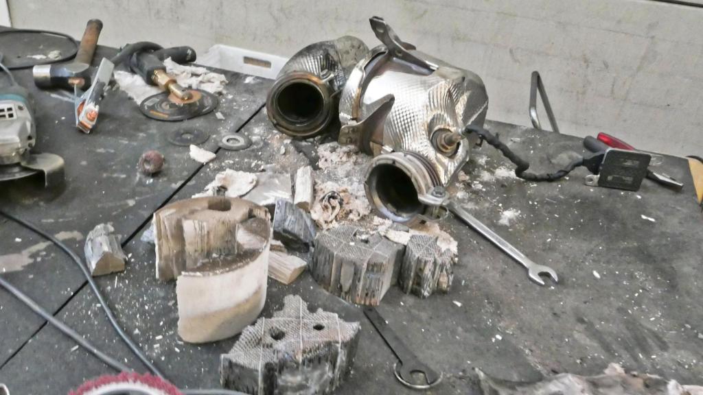 Extracción y pulverización del núcleo de un catalizador.