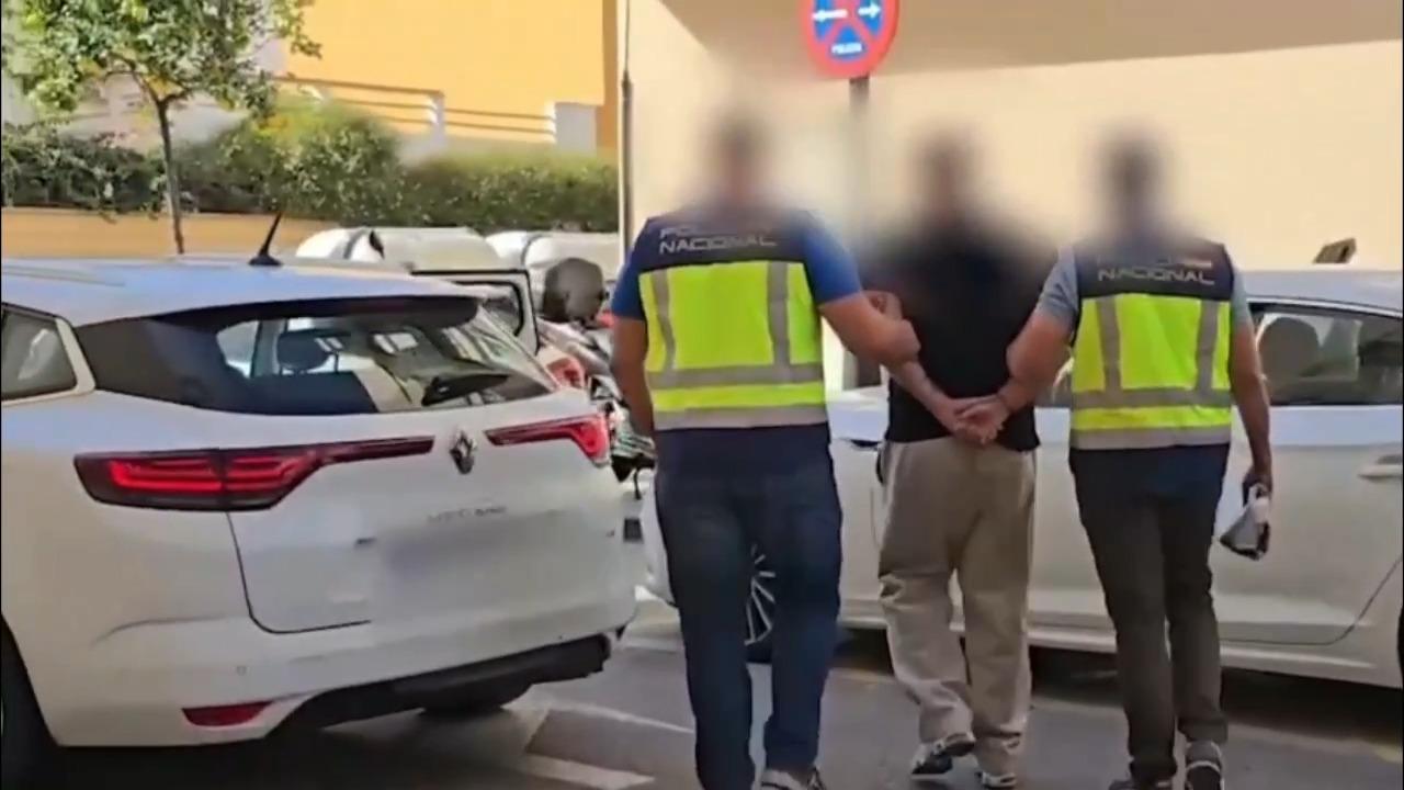 Imagen de la detención por la muerte de un hombre en Fuengirola.