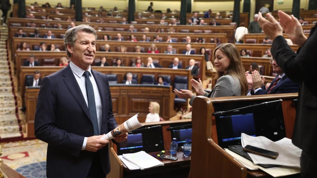 Albeto Núñez Feijóo guiña un ojo a la bancada del PP, tras su discurso de réplica a Pedro Sánchez, este miércoles en el Congreso.