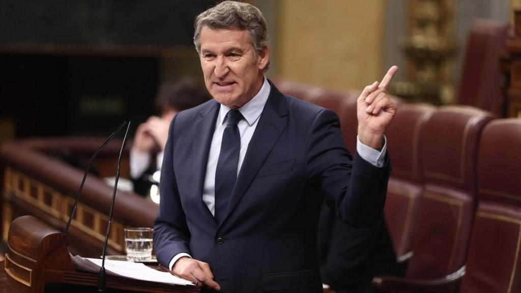 Alberto Núñez Feijóo enumera desde el atril del Congreso, debatiendo este miércoles con Pedro Sánchez.