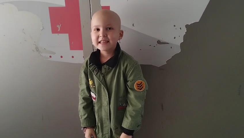 Victoria Esperanza da la noticia.