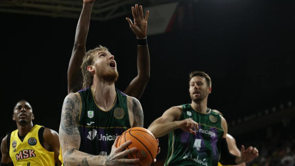 Olek Balcerowski durante el Mersin vs. Unicaja de la BCL
