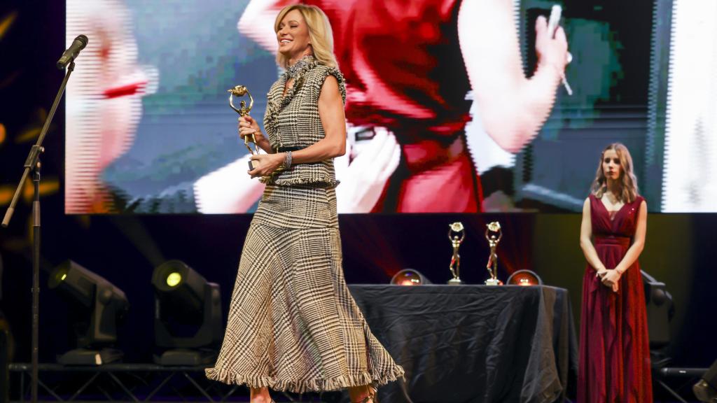 Susanna Griso recibiendo el galardón durante la gala celebrada en el Casino de Aranjuez, Madrid.