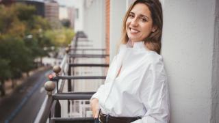 La escritora posa para Magas.