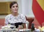 Letizia, impresionante en la cena de gala en el Gran Palacio: vestido con apliques florales, perlas y moño clásico