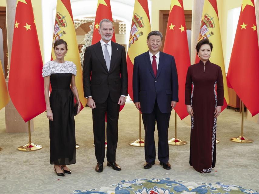 Los Reyes, el presidente de China y su esposa presiden el besamanos.