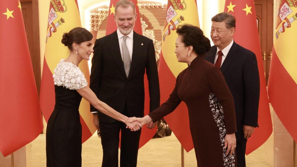 La Reina saluda a la primera dama de China.