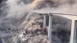 Momento del derrumbe del puente Shuangjiangkou Hongqi