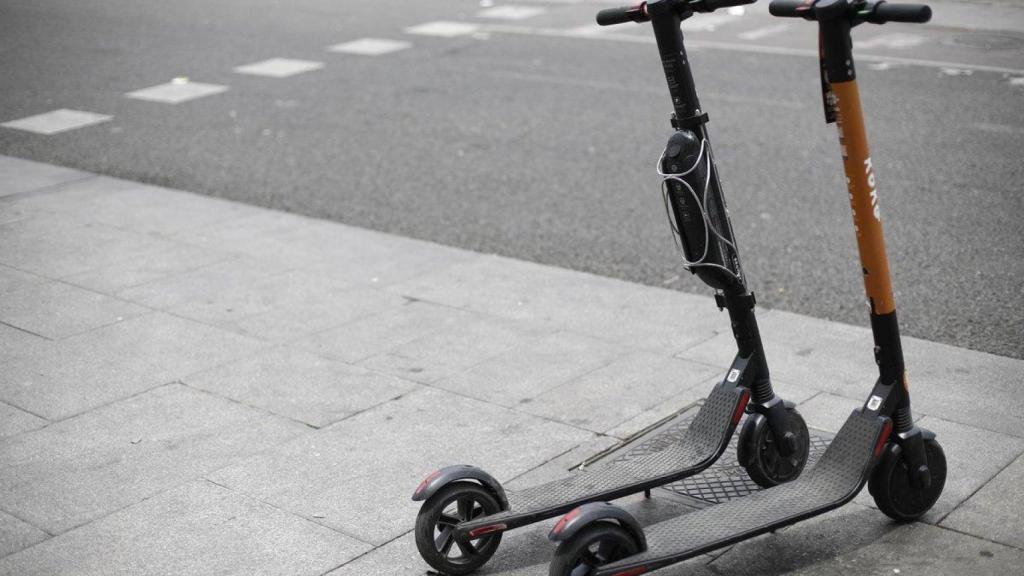 Imagen de archivo de dos patinetes eléctricos.