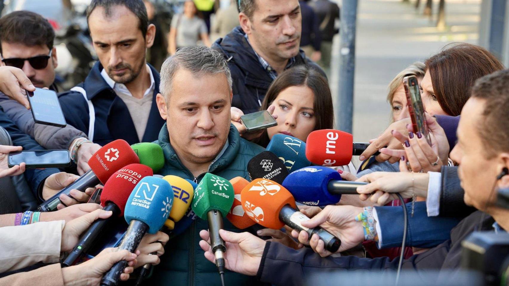 El tío de Sandra Peña y portavoz de la familia, Isaac Villar, atiende a los medios a las puertas de la Fiscalía de Menores.