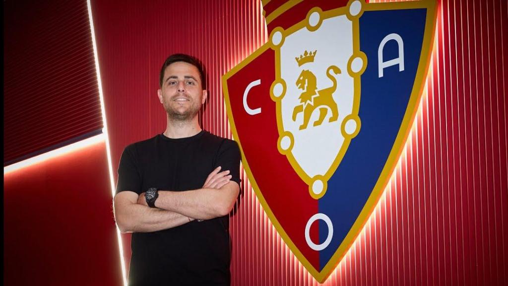 Alessio Lisci junto al escudo de Osasuna.