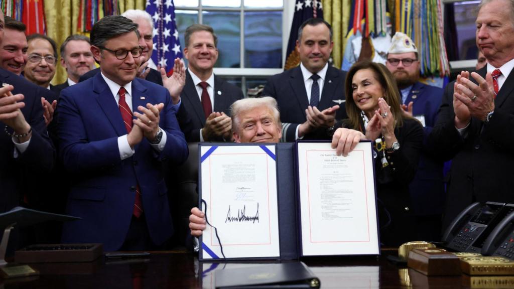 Donald Trump en el Despacho Oval firmando la ley que pone fin al cierre del Gobierno.
