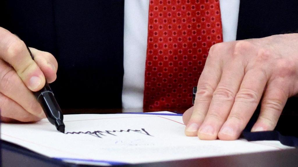 Un detalle de la firma de Donald Trump.