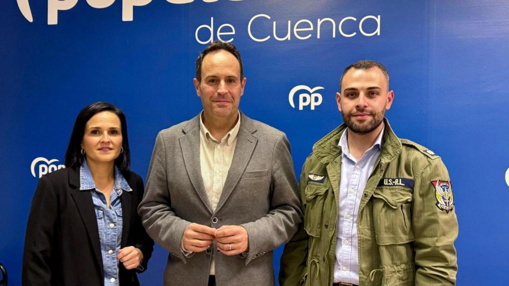 José Martín-Buro, presidente de la gestora del PP de Cuenca -centro- junto a los nuevos portavoz y secretario general, Raquel Olivero y Martín Lafuente.