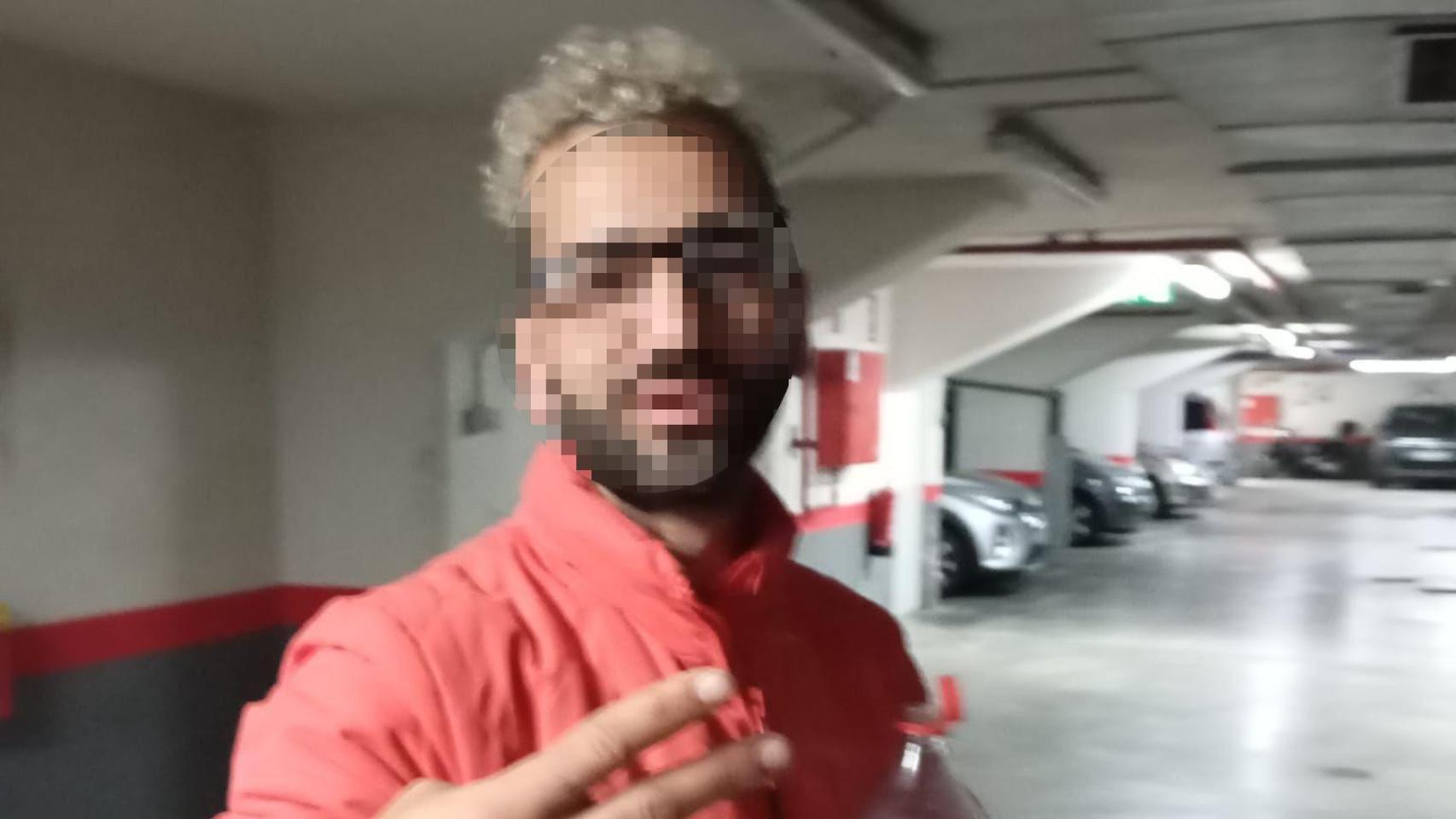 Hassan, sonriente, en uno de los garajes del Barrio de Arangoiti en Bilbao del que ha sido expulsado.